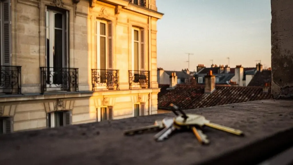 Immeuble résidentiel français au lever du soleil symbolisant la construction de revenus locatifs nets