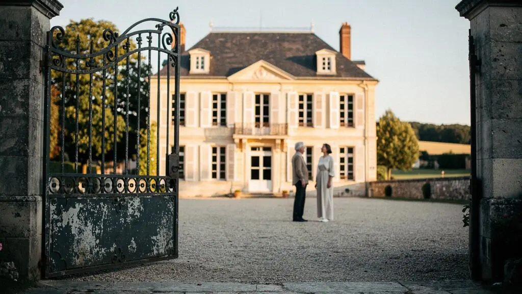 Illustration symbolique de la transmission de patrimoine entre générations dans une demeure familiale française, sans texte visible.